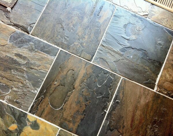 Nowoczesny design w płytkach imitujących kamień