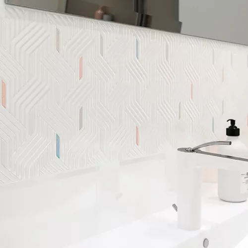 Płytka Paradyż Synergy Bianco Colour Mix Inserto 30x60 na ścianie.